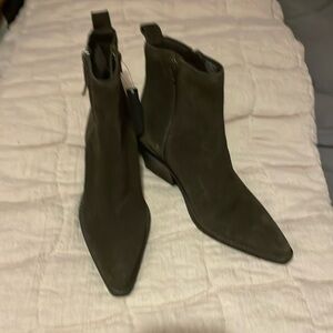 NWOB House of Harlow 1960 Dark Brown Suede Boots! Size 8